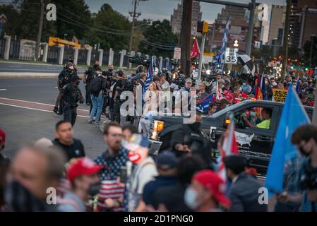 Les partisans du président américain Donald Trump montrent leur soutien en dehors du centre médical militaire national Walter Reed le 5 octobre 2020 à Bethesda, MD USA Banque D'Images