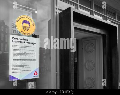 Avis sur une fenêtre de NatWest Bank, Cambridge, Angleterre, sur la prévention du covid-19 pendant l'épidémie du coronavirus, septembre 2020. Banque D'Images