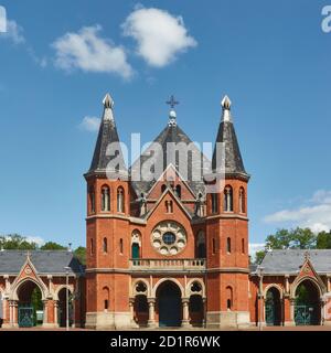 Hanovre, Allemagne, 28 mai 2020 : église funéraire dans un grand cimetière Banque D'Images