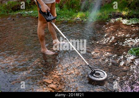 Le prospecteur avec détecteur de métaux recherche le Trésor d'or perdu sur l'eau sur la rivière Hassayampa à Kirkland, Arizona, États-Unis dans la forêt d'automne Banque D'Images