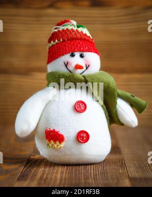 Poupée de Noël : bonhomme de neige avec chapeau et écharpe pour la décoration de Noël. Banque D'Images