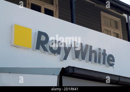 Brisbane, Queensland, Australie - 28 février 2020 : vue du panneau immobilier Ray White accroché à un bâtiment de Brisbane. Ray White est australi Banque D'Images