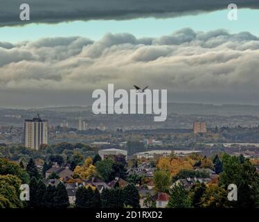 Glasgow, Écosse, Royaume-Uni, 6 octobre, 2020: Royaume-Uni Météo: Pluie et nuage de tempête sur le sud de la ville que les parcs-terres tournent automnal. Crédit : Gerard Ferry/Alay Live News Banque D'Images