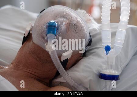 Prague, République tchèque. 05e octobre 2020. Une infirmière de médecine un patient à l'unité de soins intensifs du Département des maladies infectieuses, parasitaires et tropicales - Hôpital Na Bulovce, Prague, République Tchèque, le lundi 5 octobre 2020. Crédit : Ondrej Deml/CTK photo/Alay Live News Banque D'Images