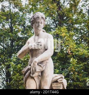 Statue de grès dans le jardin Saxon, Varsovie, Pologne. Représentation allégorique de Vénus. Fabriqué avant 1745 par le sculpteur anonyme de Varsovie sous la direction Banque D'Images