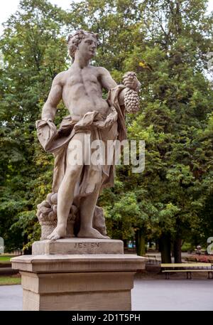 Statue de grès dans le jardin Saxon, Varsovie, Pologne. Description allégorique de l'automne. Fabriqué avant 1745 par le sculpteur anonyme de Varsovie sous la direction Banque D'Images