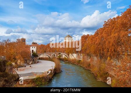 Automne et feuillage le long du Tibre. Belles feuilles rouges, orange et jaunes près de l'île Tiber dans le centre historique de Rome Banque D'Images