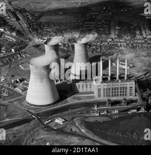 CENTRALE électrique d'OCKER HILL, Tipton, Staffordshire. Vue aérienne d'une centrale au charbon avec trois tours de refroidissement émettant de la vapeur. Il a été ouvert en 1902 pour alimenter le pays noir. Il a fermé ses portes en 1977 et le site est occupé par un logement construit dans les années 1990. Photographié par Aeropictorial en 1957. Collection Aerofilm (voir liens). Banque D'Images