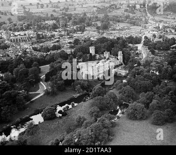 CHÂTEAU DE WARWICK, Warwickshire. Vue aérienne du château et de la rivière Avon au premier plan, avec l'église et la ville au-delà. Photographié en 1920. Collection Aerofilm (voir liens). Banque D'Images