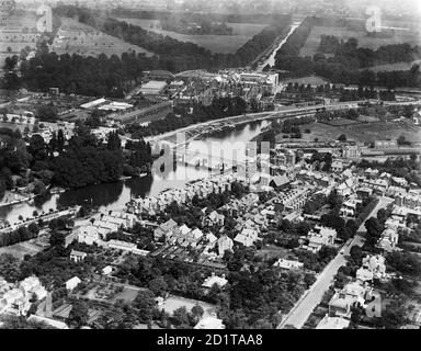 HAMPTON COURT, Richmond-upon-Thames, Londres. Vue aérienne du palais de Hampton court, des jardins et de la Tamise. Photographié en 1920. Collection Aerofilm (voir liens). Banque D'Images