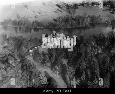 CHÂTEAU D'EASTNOR, près de Ledbury, Herefordshire. Vue aérienne du château d'Eastnor, construit en 1812-20 par Robert Smirke pour ressembler à un château médiéval. Photographié en mars 1921. Collection Aerofilm (voir liens). Banque D'Images