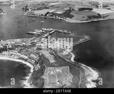 FALMOUTH, Cornouailles. Vue aérienne du château de Pendennis, du port de Falmouth et des routes de Falmouth. Photographié en 1937. Collection Aerofilm (voir liens). Banque D'Images