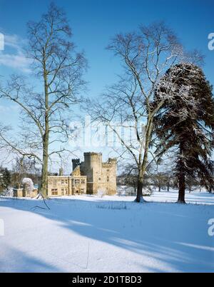 BELSAY HALL, CHÂTEAU ET JARDINS, NORTHUMBERLAND. Château de Belsay, scène de neige. Banque D'Images