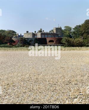 CHÂTEAU WALMER ET JARDINS, KENT. Vue sur le château depuis la plage. Le château commande les approches de l'ancrage occupé des Downs. La plage de galets fournit une ligne de feu claire de ses ports d'armes à feu. Walmer est la résidence officielle du Lord Warden des Cinque ports. Les chambres des étages supérieurs ont été modifiées à plusieurs reprises pour refléter les exigences successives de Lord Wardens. Banque D'Images