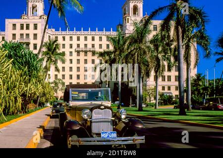 Voiture américaine classique, 1929 Ford modèle A cabriolet, garée à l'Hôtel Nacional de Cuba, la Havane Banque D'Images