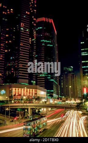 Des sentiers de randonnée, des bâtiments de grande hauteur et des tramways à Pacific place, Hong Kong, SAR, Chine Banque D'Images