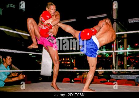 Boxe thaï au bar public de Pattaya, Thaïlande Banque D'Images