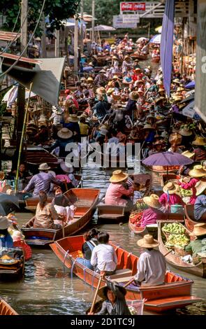 Marché flottant thaïlandais, Damnoen Saduak, Bangkok, Thaïlande Banque D'Images