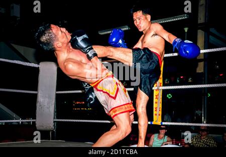 Boxe thaï au bar public de Pattaya, Thaïlande Banque D'Images