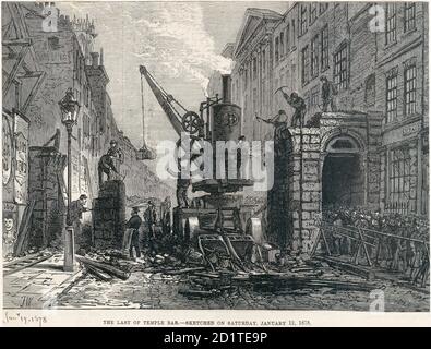 COLLECTION MAYSON BEETON. Temple Bar, ville de Londres. 'Le dernier de Temple Bar - esquissé le samedi 12 janvier 1878'. Montrer la grue à vapeur utilisée pour aider à démonter la pierre. Cette incarnation de Temple Bar (la porte entre les villes de Londres et Westminster) a été construite par Sir Christopher Wren en 1672. Il a été enlevé pour élargir la route. Une reconstruction utilisant une grande partie de la pierre d'origine peut maintenant être vue à Paternoster Square. Gravure sur bois. Banque D'Images