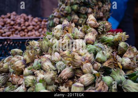 Des noisettes bio fraîches dans un marché de rue prêt à la vente et manger en automne Banque D'Images