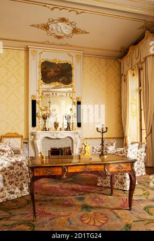 WREST PARK HOUSE, Silsoe, Bedfordshire. Vue de l'intérieur. Le salon de la comtesse, décoré comme il aurait regardé dans les années 1840, dans le style Louis XV. Banque D'Images