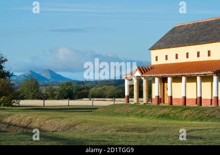 WROXETER VILLE ROMAINE, SHROPSHIRE. La villa recréée et Shropshire collines au-delà. Banque D'Images