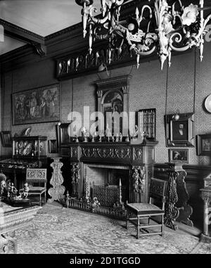 BATH HOUSE, 82 Piccadilly, Londres. Vue de l'intérieur. La cheminée dans la salle rouge de Bath House. Commandé par Sir Julius Wernher et photographié par H Bedford Lemere en mars 1911. Bath House a été démoli en 1960. Banque D'Images