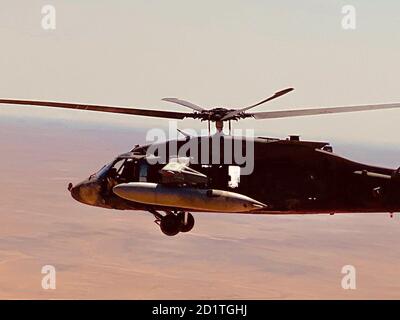 Des soldats américains de la Compagnie Alpha, 2-104e Bataillon de l'aviation générale de soutien, 28e Brigade de l'aviation de combat expéditionnaire, exploitant un hélicoptère UH-60 Black Hawk, effectuent des opérations aériennes autour du Moyen-Orient à l'appui de l'opération inhérente Resolve. (É.-U. Photo de l'armée par l'Adjudant-chef 2 Matthew Bean) Banque D'Images