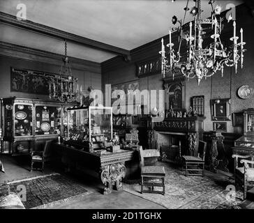 BATH HOUSE, 82 Piccadilly, Londres. Vue de l'intérieur. La salle rouge de Bath House, présentant des vitrines contenant une partie de la collection de Sir Julius Wernher. La photographie a été commandée par Sir Julius Wernher qui avait fait sa fortune dans les mines de diamants sud-africaines et plus tard dans les champs d'or. Bath House a été démoli en 1960. Photographié par H. Bedford Lemere en mars 1911. Banque D'Images