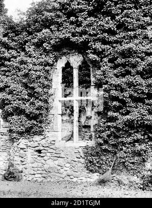 ABBAYE DE NETLEY, Netley, Hampshire. Ivy couvrant l'abbaye encadre une fenêtre dans la salle de jour. Fondée au XIIIe siècle, Netley est le monastère cistercien le plus complet du sud de l'Angleterre. Même en ruines, l'abbaye a continué d'être influente, inspirant des écrivains et des poètes romantiques. Il est maintenant sous la garde du patrimoine anglais. Photographié en 1890 par Henry Taunt. Banque D'Images