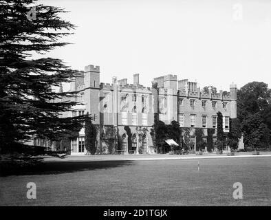CASSIOBURY HOUSE, Cassiobury Park, Watford, Hertfordshire. Vue vers la maison depuis le sud-est. Le manoir élisabéthain, qui a été réaménagé par Hugh May en 1675 et par James Wyatt vers 1800, a été démoli au XXe siècle, laissant le parc environnant utilisé comme parc public. Photographié en 1883 par Henry Taunt. Banque D'Images