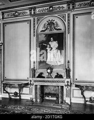 BATH HOUSE, 82 Piccadilly, Londres. Vue de l'intérieur. La cheminée dans la salle à manger de Bath House. Commandé par Sir Julius Wernher et photographié par H Bedford Lemere en mars 1911. Bath House a été démoli en 1960. Banque D'Images