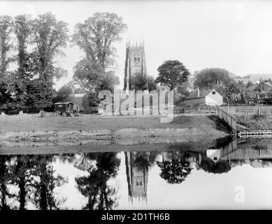 ABBEY PARK, Evesham, Worcestershire. Vue depuis les jardins de Workman de l'autre côté de la rivière Avon vers l'abbaye. La tour de la cloche a été construite après 1513 par Abbé Lichfield et intacte par la démolition générale de l'abbaye après la dissolution. Deux wagons de style tzigane se tiennent sur la rive opposée de la rivière. Photographié en 1890 par Henry Taunt. Banque D'Images