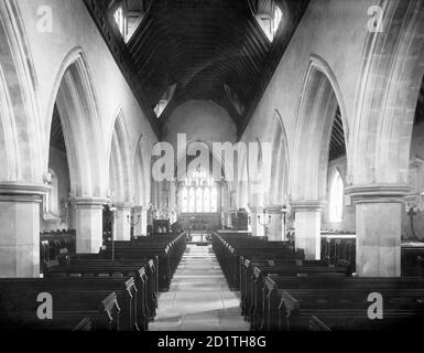 Église Saint-MICHEL, Bray, Berkshire. L'intérieur de l'église est montrant les arcades du début du XIVe siècle et l'arche chancel victorienne. Le toit en bois incorpore joliment des ouvertures pour la lumière naturelle comme une sorte de clerestory. Photographié en 1880 par Henry Taunt. Banque D'Images