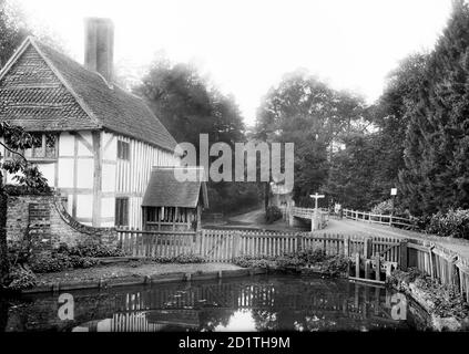 SWAN INN, Newtown, Hampshire. Vue sur l'auberge et le pont au-delà avec la piscine en premier plan. L'auberge date du XVIe siècle et est construite en bois à clous avec des carreaux décoratifs à motifs en écaille de poisson accrochés dans la partie supérieure du pignon. Photographié en 1895 par Henry Taunt. Banque D'Images