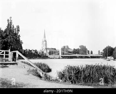 MARLOW, Wycombe, Buckinghamshire. Vue vers l'est le long de la Tamise vers le pont suspendu et l'église paroissiale. Le pont date de la même période (construit entre 1829 et 1832). L'église a été reconstruite en 1832-5 par C F Inwood sur le site d'une église médiévale. Le chœur date de 1875-6 et la flèche et la tour ont été modifiées de nouveau en 1898-9. Photographié en 1885 par Henry Taunt. Banque D'Images