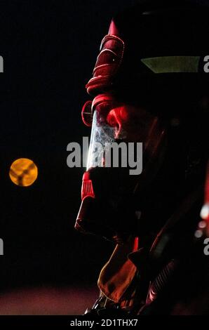 Un pompier du 436e Escadron de génie civil observe un exercice de feu-feu dans la nuit le 28 septembre 2020, sur la base aérienne de Douvres, Delaware. La Force totale et les compagnies de pompiers civiles de la collectivité environnante collaborent souvent avec l'AFB de Douvres pour satisfaire aux exigences annuelles de formation. (É.-U. Photo de la Force aérienne par le premier Airman Christopher Quail) Banque D'Images