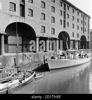 QUAI ALBERT, Liverpool, Merseyside. Vue sur les petits bateaux à Albert Dock. Le quai a été ouvert en 1846 et a prospéré jusqu'à l'invention de navires à vapeur qui étaient trop grands pour les quais, à la différence des navires à voile précédents. Photographié par Eric de Mare en 1958. Banque D'Images