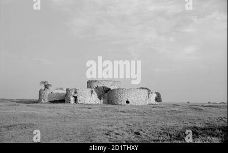 CHÂTEAU DE CAMBER, Winchelsea, Rye, East Sussex. Le château de Camber a été construit sur les dunes côtières basses aux alentours de 1540 dans le cadre du programme défensif de Henry VIII pour contrer l'invasion des Français et des Espagnols. Il est maintenant sous la garde du patrimoine anglais. Photographié par Eric de Mare entre 1945 et 1980. Banque D'Images