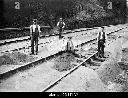 GARE DE BODMIN ROAD, St Winnow, Cornwall. Quatre couches de piste au travail. En 1888, le Great Western Railway a fait une ligne de jonction entre Boscarne Junction et Bodmin Road Station, qui est maintenant connue sous le nom de Bodmin Parkway Station. Cela a relié la région au réseau ferroviaire principal. Alfred Newton et son 1901 Banque D'Images