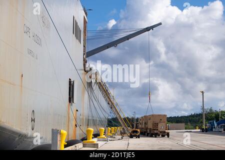 201004-N-ER806-1030 APRA HARBOUR, Guam (oct 4, 2020) les marins du groupe de travail 75.2 utilisent leurs capacités de manutention de fret pour charger des véhicules de l'armée américaine sur le navire de cargaison à bord du navire de chargement à bord/à bord du navire de chargement M/V Cape Hudson (T-AKR 5066) à la base navale de Guam. La Force opérationnelle 75 est la première force expéditionnaire de la 7e flotte et est responsable de la planification et de l'exécution des opérations de sécurité maritime, de l'élimination des munitions explosives, de la plongée, de l'ingénierie et de la construction, ainsi que de la construction sous-marine dans toute la région Indo-Pacifique. (É.-U. Photo de la marine par le spécialiste des communications de masse 2e classe Nick Bauer) Banque D'Images