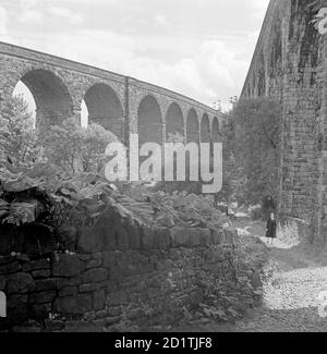 VIADUCS DE CHEMIN DE FER, Chapelle Milton, Chapelle-en-le-Frith, Derbyshire. Vue sur les viaducs de chemin de fer jumeaux de Chapel Milton. Photographié par Eric de Mare en 1954. Banque D'Images