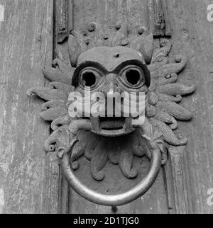 CATHÉDRALE DE DURHAM, Durham. Le célèbre knocker de la porte du Sanctuaire sur la porte nord de la cathédrale de Durham. La porte nord date de 1140. Photographié par Eric de Mare entre 1945 et 1980. Banque D'Images