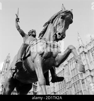 OLD PALACE YARD, Westminster, Londres. Vue détaillée de la statue de Richard coeur de Lion en regardant vers la figure équestre en bronze. Il a été fabriqué en 1860 par Carlo Marochetti. Photographié par Eric de Mare. Plage de dates : 1945-1980. Banque D'Images