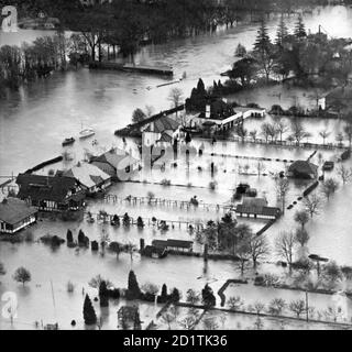 Les bateaux sont le meilleur moyen de se déplacer par la rivière, la route ou le jardin. Vue aérienne. Inondation de la Tamise dans la région de Windsor - probablement Sunnymeads (SU997 749). 1947. Collection Aerofilm. Banque D'Images