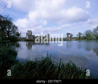 Château BACONSTHORPE, Norfolk. Vue sur le château depuis l'est avec simple (lac) en premier plan. Banque D'Images