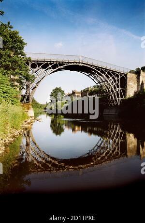 IRON BRIDGE, Telford, Shropshire. Vue sur le pont en bas de la rivière avec des reflets dans l'eau. Banque D'Images