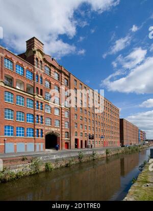 ANCOATS MILL COMPLEX, MANCHESTER. Le canal de Rochdale passe devant les usines de Redhill Street. Banque D'Images