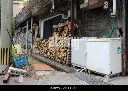 Machine à laver et bois de la maison traditionnelle japonaise à Beppu. Pris en décembre 2019. Banque D'Images